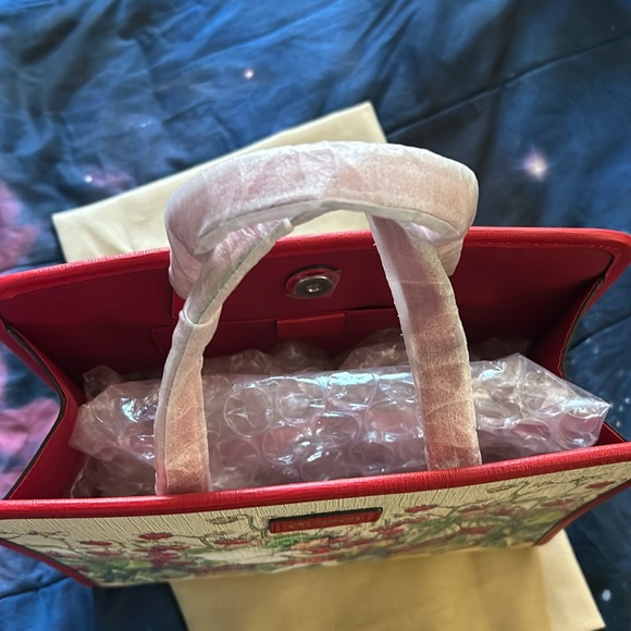 GUCCI🍓 NWOT Limited Edition Tote - Picture 4 of 14